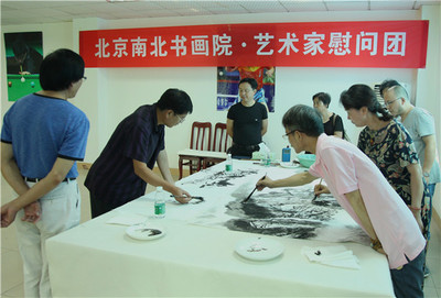 翰墨傳情暖警營 藝術(shù)交流勵(lì)紅妝——北京南北書畫院藝術(shù)家赴四川女子特警隊(duì)開展慰問交流活動(dòng)